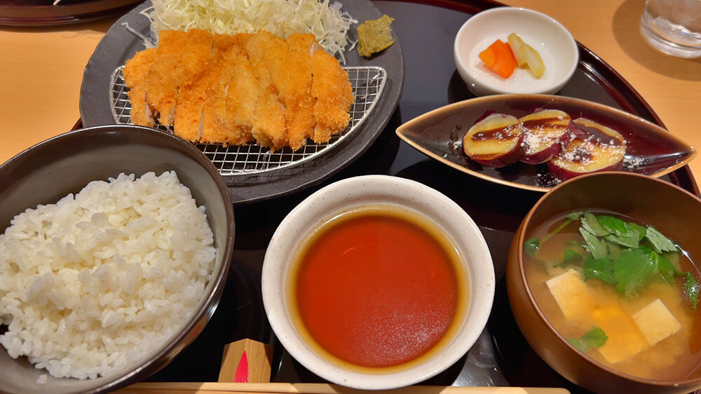 だしで食べるチキンカツ定食